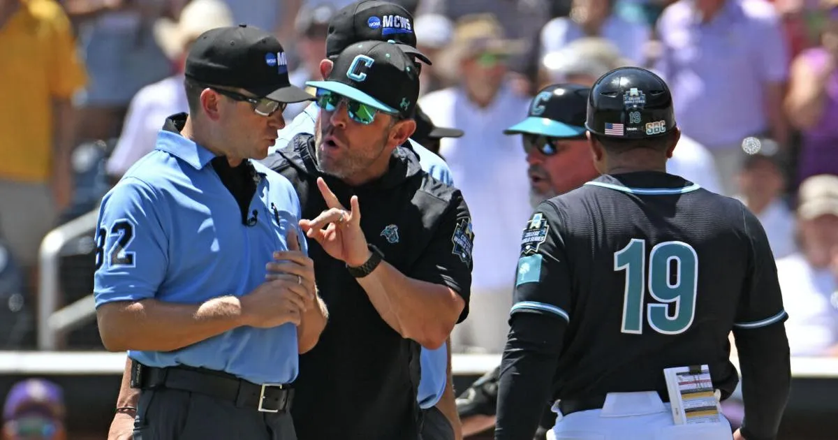 Pelatih Kepala dan Asisten Carolina Pesisir Dikeluarkan Saat Babak Ke-1 Memanas vs. LSU