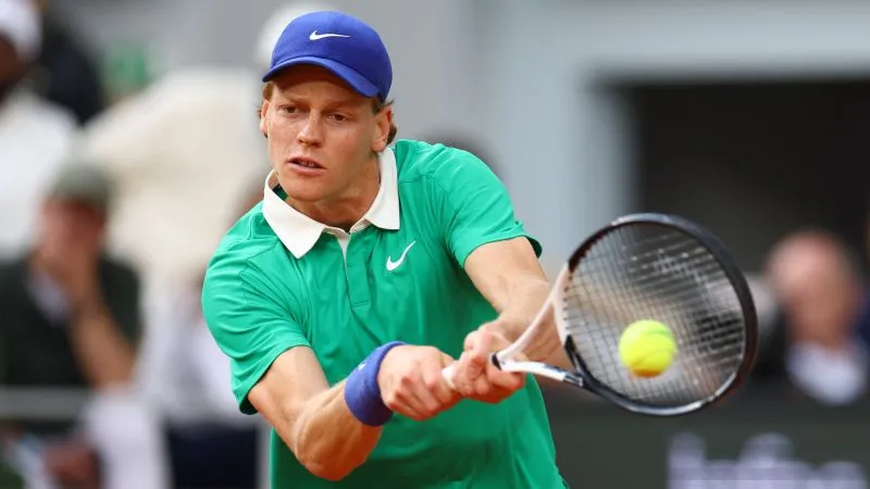 Jannik Sinner Singkirkan Novak Djokovic dari Roland Garros, Tantang Carlos Alcaraz.