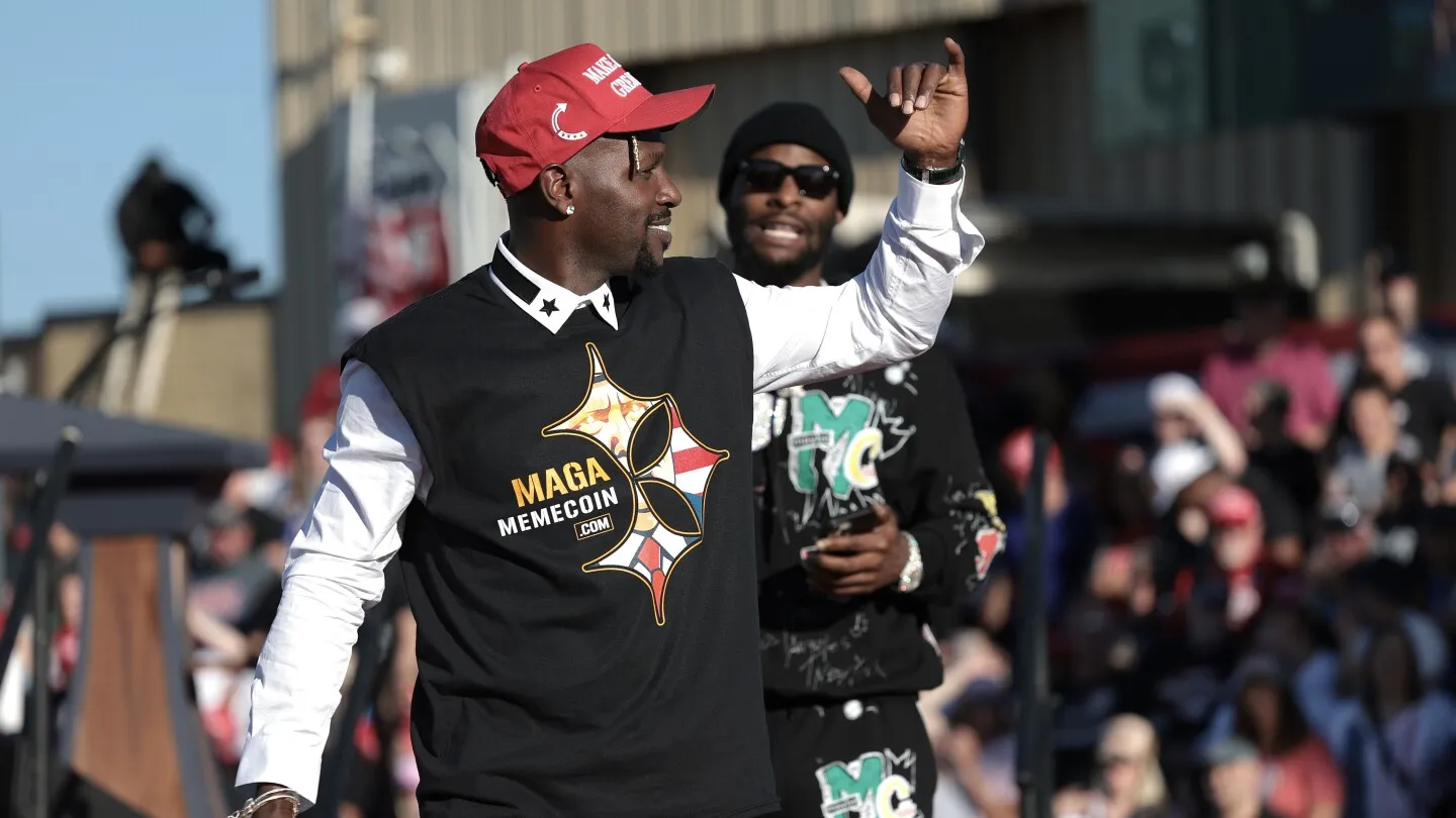 Dengan surat perintah penangkapan tertunda, Antonio Brown menggunakan media sosial